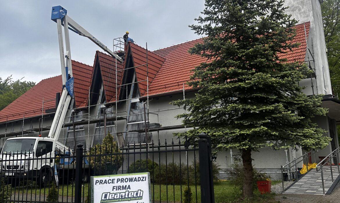 Mycie dachu Kościoła w Włynkówku